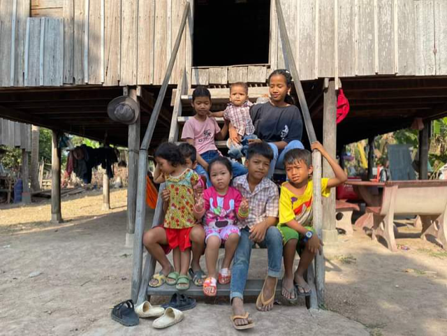 This image has an empty alt attribute; its file name is Village-kids.png